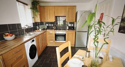 Modern 4 Bed Townhouse with Parking