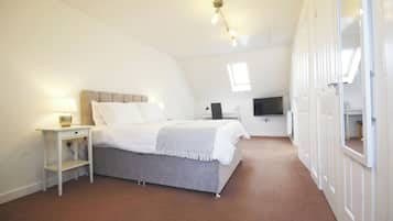 Premium House, Ensuite (Off street Parking) | 4 bedrooms, blackout drapes, iron/ironing board, travel crib