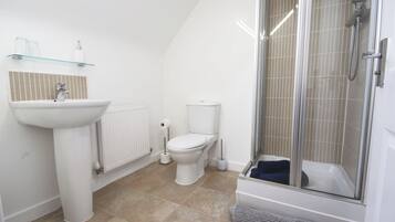 Premium House, Ensuite (Off street Parking) | Bathroom | Combined shower/bathtub, free toiletries, hair dryer, towels