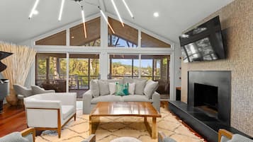 House (6 Bedrooms) | Interior