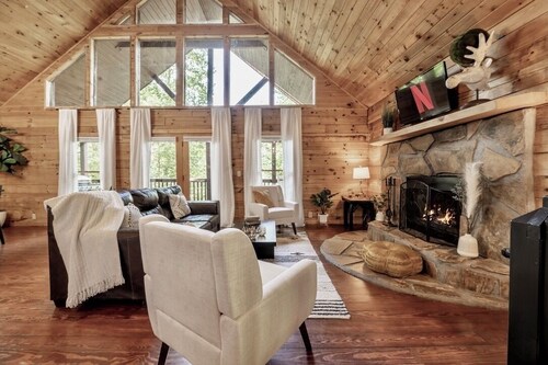 Mtn Views | Sleeps 8, Hot Tub | Pool & Tennis