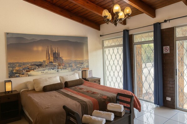 Quarto luxo, banheiro compartilhado | Vista para o jardim