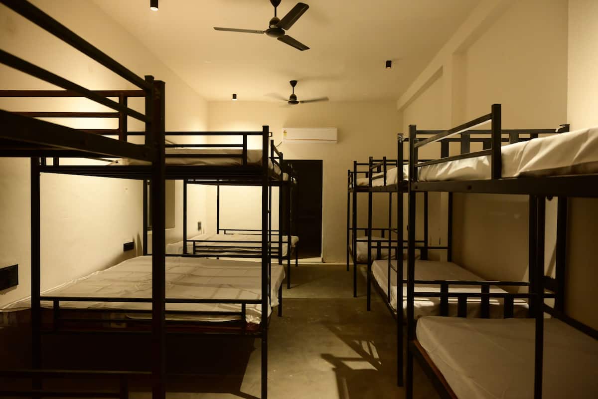 Dormitorio compartido clásico, Aire acondicionado | Escritorio y espacio para trabajar con un portátil