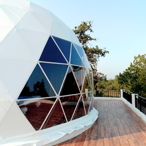 Escritorio y espacio para trabajar con laptop 