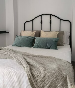 7 bedrooms, iron/ironing board, free WiFi, bed sheets