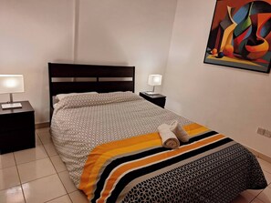2 bedrooms, iron/ironing board, travel cot, free WiFi - City Sunshine, Strovolos, Nicosia - Excellent location! (Strovolos)