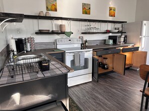 Fridge, microwave, oven, stovetop - Charming 1Bd house S.Knox 3 miles from Dowtown. Private Driveway w/all Amenities (Knoxville)