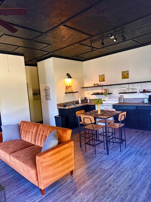 Interior - Charming 1Bd house S.Knox 3 miles from Dowtown. Private Driveway w/all Amenities (Knoxville)