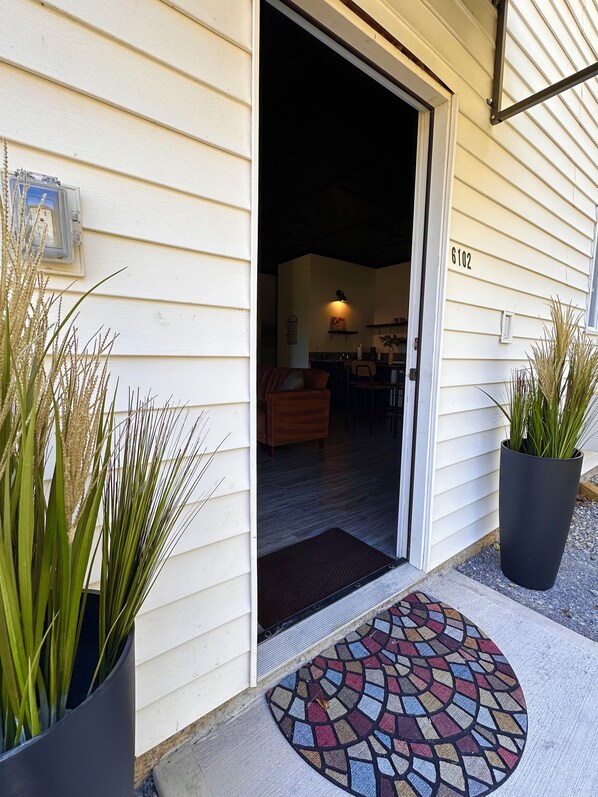 Exterior detail - Charming 1Bd house S.Knox 3 miles from Dowtown. Private Driveway w/all Amenities (Knoxville)