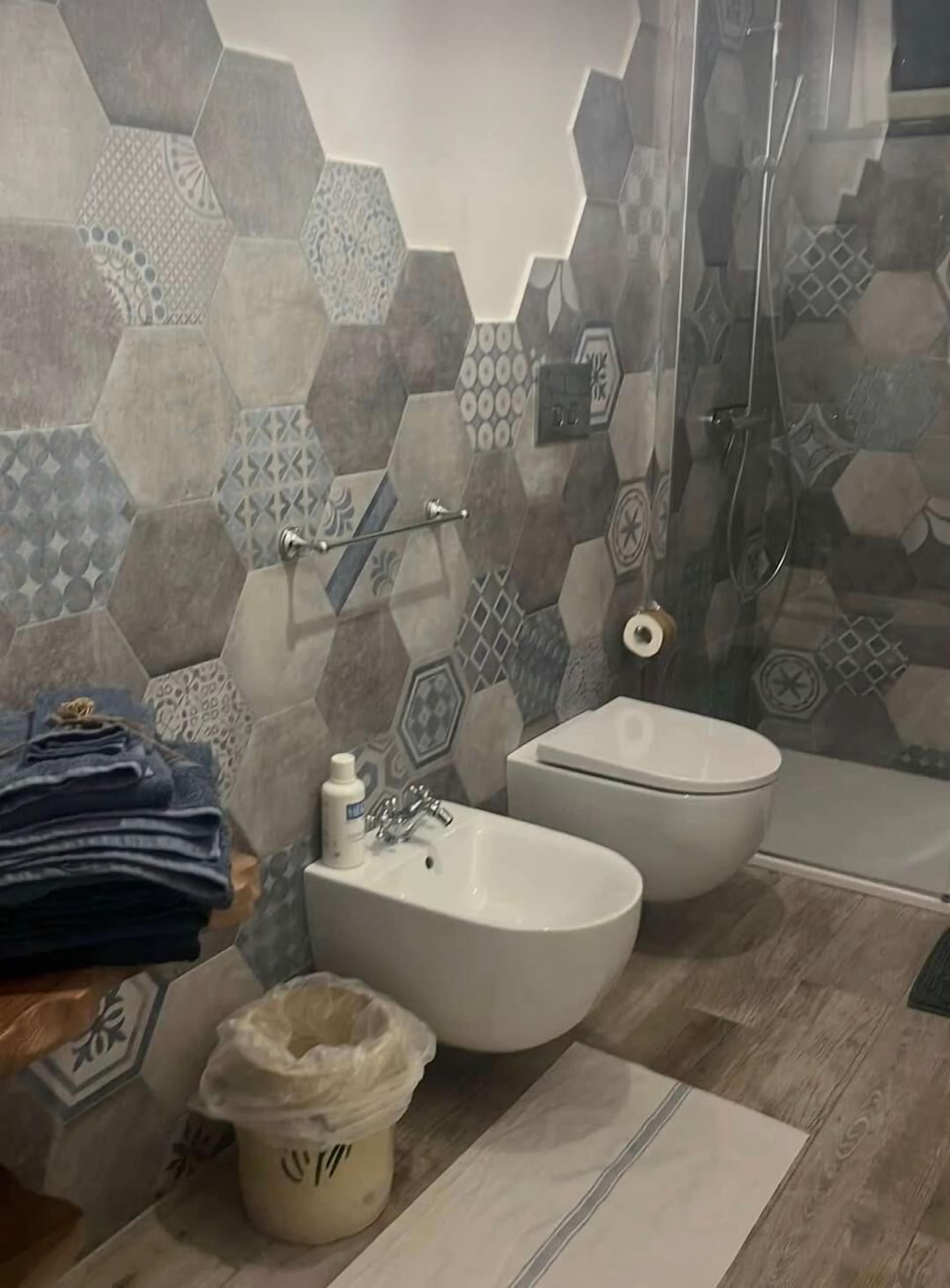 Dusche, Haartrockner, Bidet, Handtücher