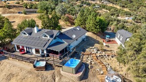 Una casa grande con piscina, terraza y zona de estar exterior.