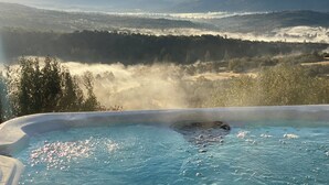 Un jacuzzi con un paisaje montañoso de fondo.