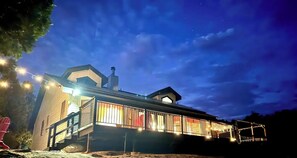 Exterior - A cabin look house with Dome Room/Spa/Pool/View/Play Set/Game Room/FamilyFun (Ahwahnee)