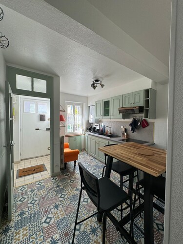 Maison de caractère, située sous le Château de Foix. Idéal pour les familles. 