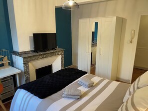 2 bedrooms, WiFi, bed sheets - Character house, located beneath the Château de Foix. Ideal for families.  (Foix)