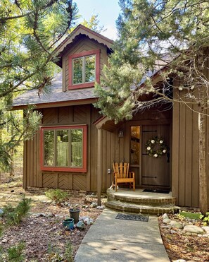 Exterior - Kinnikinnick Pet Friendly downtown Glen Arbor! (Glen Arbor)