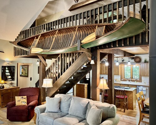 Kinnikinnick Pet Friendly downtown Glen Arbor!