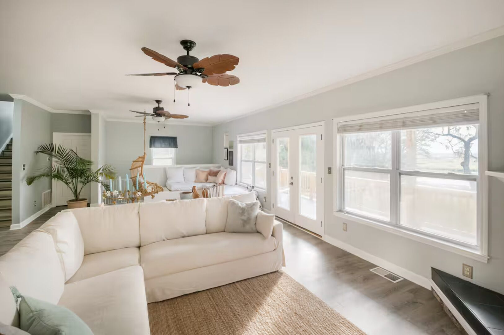 Televisie, een open haard, videospelletjes en een dvd-speler