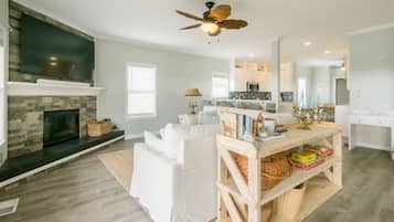 Een televisie, een open haard, tafelvoetbal en een tafeltennistafel