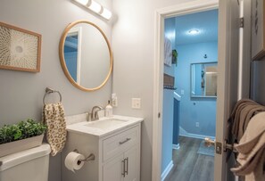 مناشف، صابون، شامبو، ورق حمّام