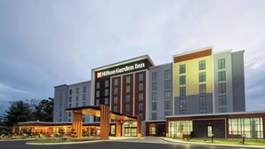 A multi-story Hilton Garden Inn with a prominent entrance and a modern design. - Hilton Garden Inn Walnut Creek (Walnut Creek)