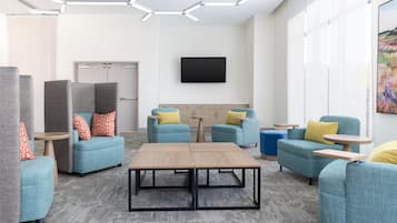 Un espace de détente moderne avec des canapés, des fauteuils et une table basse.