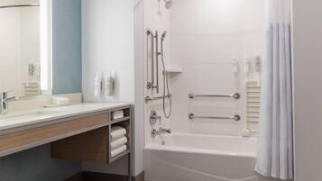 Un baño moderno con bañera, ducha y tocador.