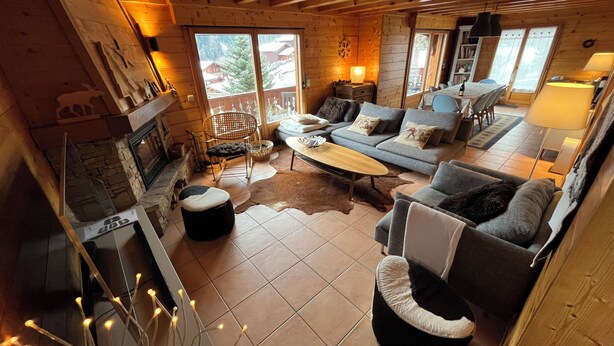 Una Smart TV, una chimenea