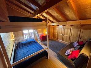 4 habitaciones, tabla de planchar con plancha, wifi y ropa de cama 