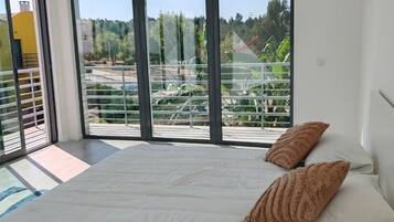 5 bedrooms, iron/ironing board, WiFi, bed sheets