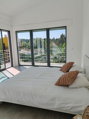 5 bedrooms, iron/ironing board, WiFi, bed sheets