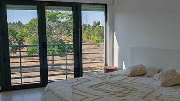 5 bedrooms, iron/ironing board, WiFi, bed sheets