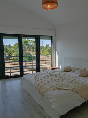 5 bedrooms, iron/ironing board, WiFi, bed sheets