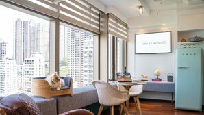 Eine moderne Wohnung mit Stadtblick, Essbereich und Küchenzeile.