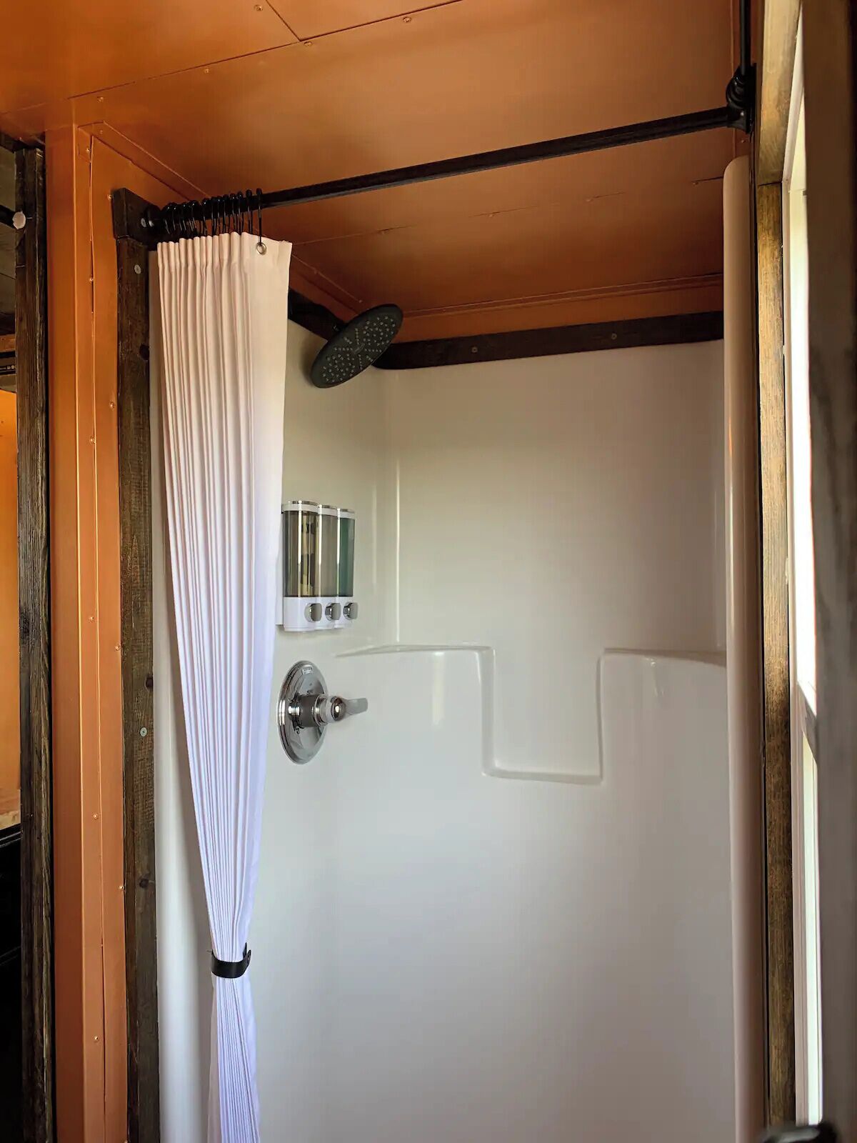 Sèche-cheveux, serviettes fournies, savon, shampoing