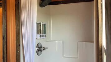 Sèche-cheveux, serviettes fournies, savon, shampoing