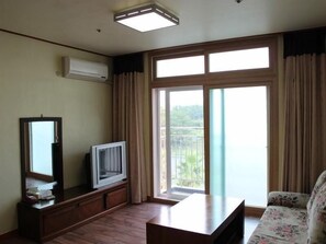 Living area - Il Sung Jeju Beach Resort (Jeju City)