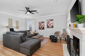 Living area - Incredible Heated Pool Tub Gameroom  (Pflugerville)