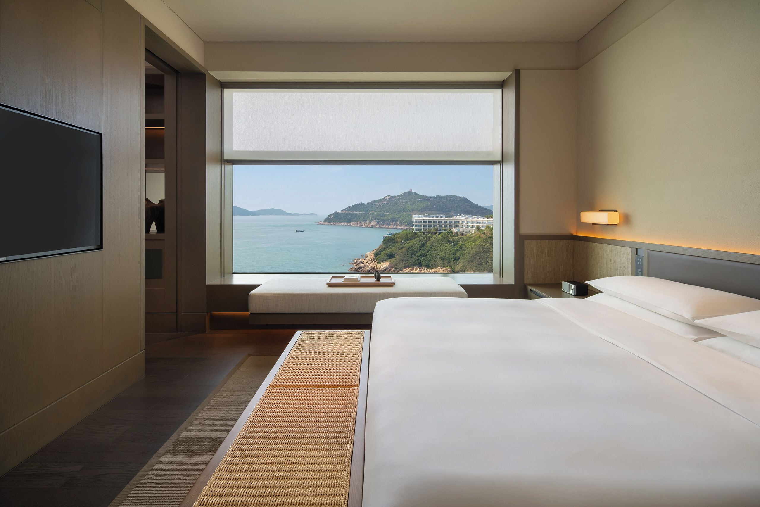 Ropa de cama de alta calidad, cubrecamas y minibar 