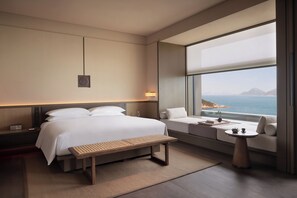 Süit, 1 En Büyük (King) Boy Yatak, Okyanus Manzaralı | Kaliteli yatak takımı, kuştüyü yorgan, minibar, odada kasa 