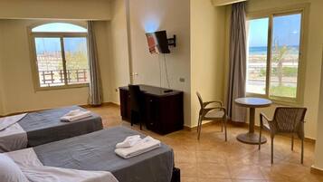 Habitación clásica con 1 cama doble o 2 individuales, vistas a la playa | Caja fuerte, escritorio, espacio para trabajar con un portátil