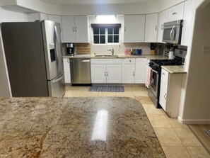 Geladeira, micro-ondas, fogão, cooktop