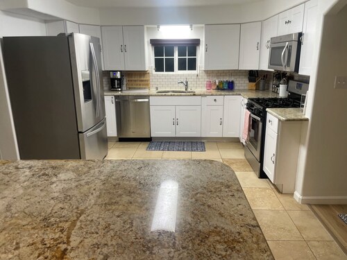 Near-North Valley Oasis! Sleeps 11! Easy Access to I-40, Pool, Hot tub, AC/Heat