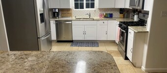 Near-North Valley Oasis! Sleeps 11! Easy Access to I-40, Pool, Hot tub, AC/Heat