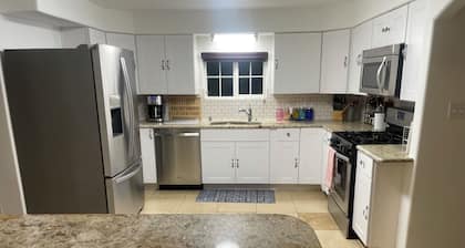 Near-North Valley Oasis! Sleeps 11! Easy Access to I-40, Pool, Hot tub, AC/Heat