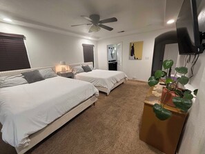 4 Schlafzimmer, Schreibtisch, Bügeleisen/Bügelbrett, WLAN