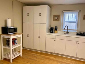 ثلاجة، ميكروويف، فرن، موقد طهي مسطح