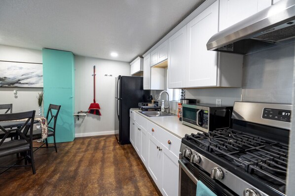 Réfrigérateur, micro-ondes, four, plaque de cuisson