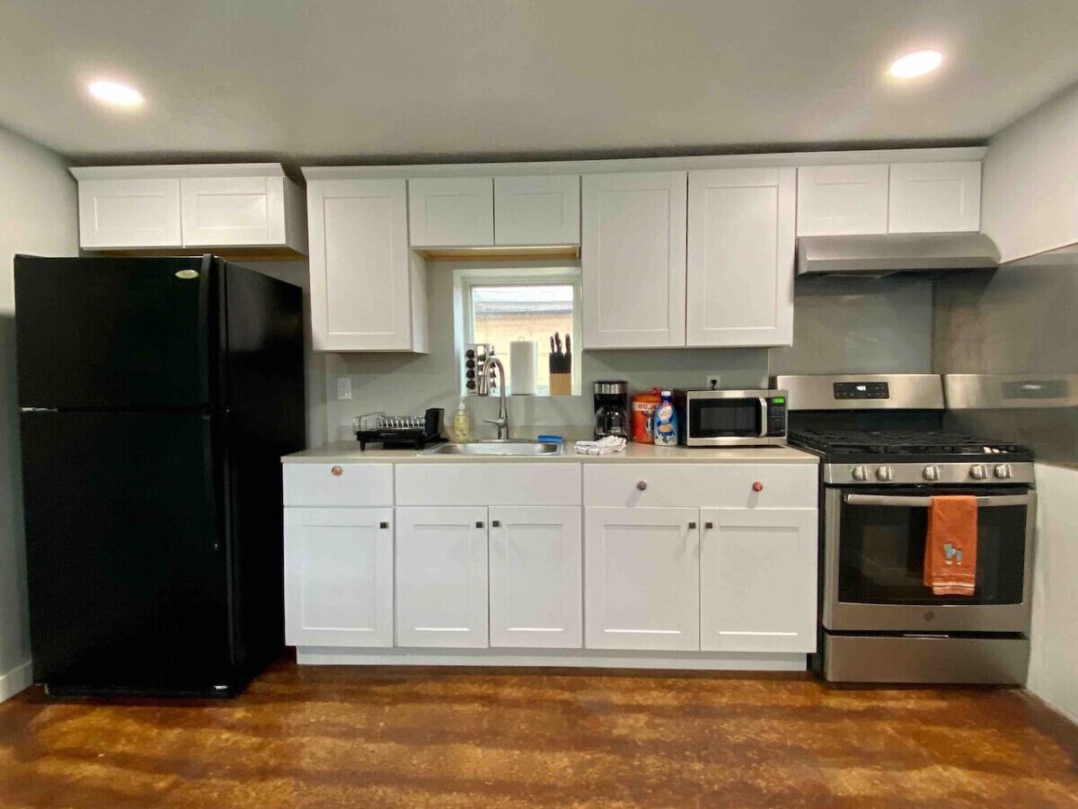 Kjøleskap, mikrobølgeovn, ovn og kokeplater