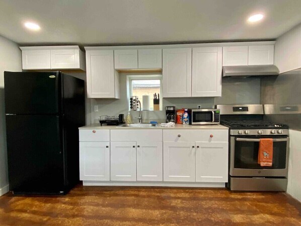 Køleskab, mikrobølgeovn, ovn, kogeplade